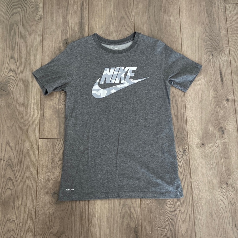 Kids Boys Nike Dri-Fit T-Shirt Boys XL Color Heather Grey Used